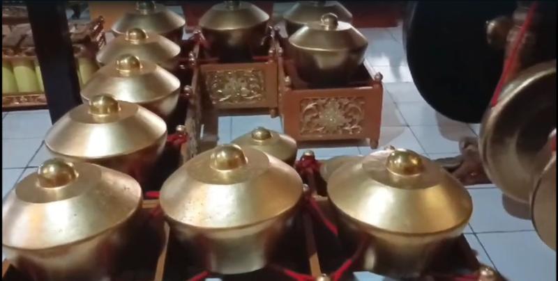 Paguyuban warga karanganyar surakarta (PWKS) memiliki gamelan salendro dan pelog